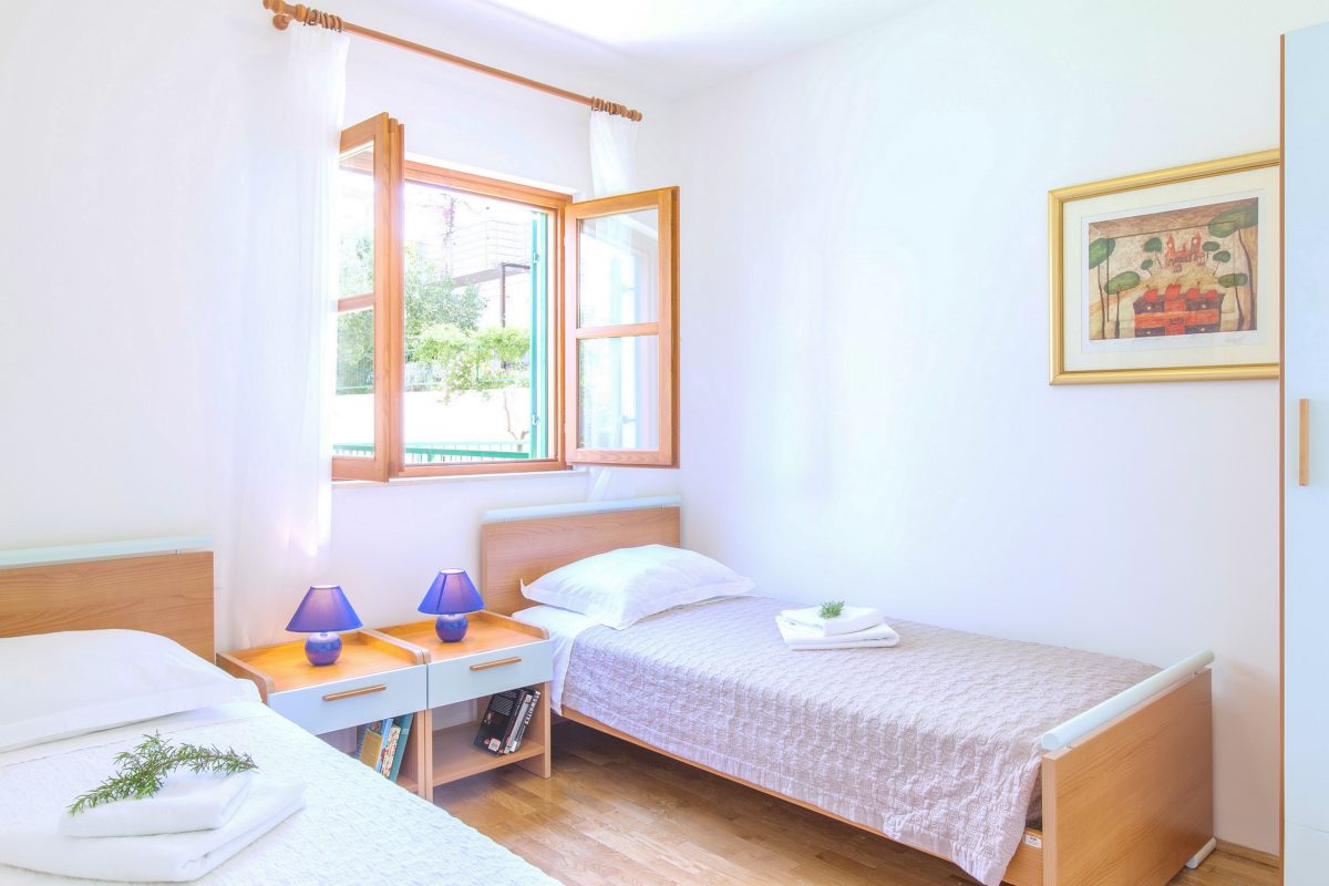 Twin bedded room in Villa Cvita